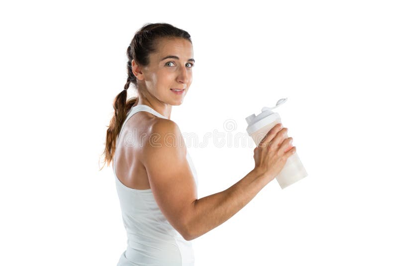 Athlète féminin de sourire de portrait tenant la bouteille