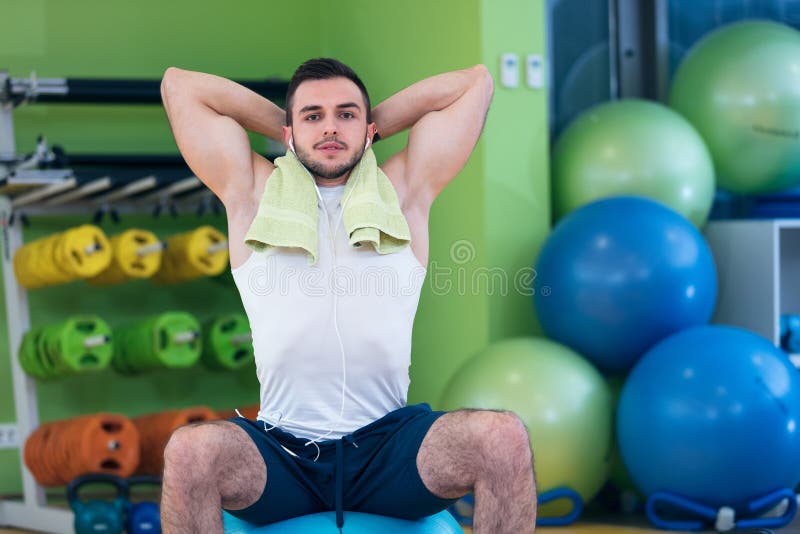 Athlète masculin se mettant à genoux vers le bas par des haltères toweling la sueur de son front images libres de droits