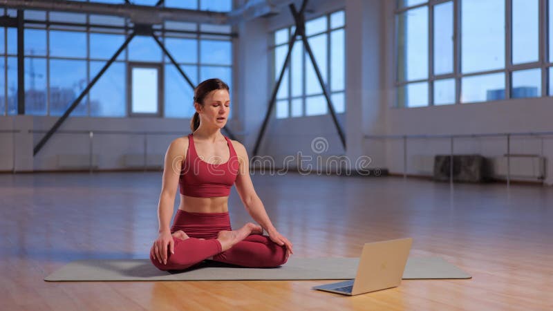Athlétique fille enseigne une leçon en ligne technique de respiration avec ordinateur portable banque de vidéos