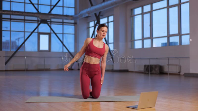 Athlétique fille enseigne une leçon en ligne yoga asana avec ordinateur portable banque de vidéos