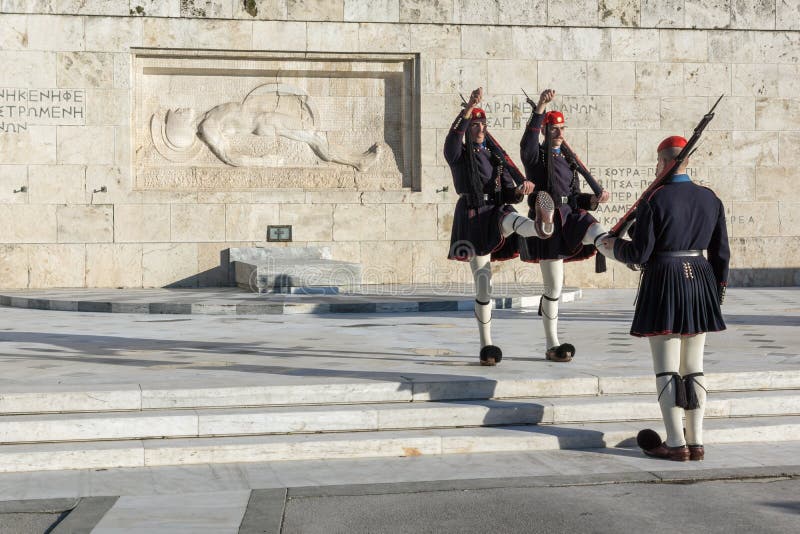 ATHÈNES, GRÈCE - 19 JANVIER 2017 : Evzones - gardes présidentielles de cérémonial dans la tombe du soldat inconnu, le Parlement g
