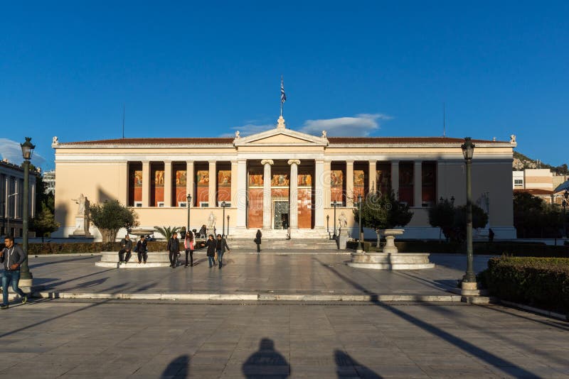 ATHÈNES, GRÈCE - 19 JANVIER 2017 : Vue de coucher du soleil d'université d'Athènes, Grèce