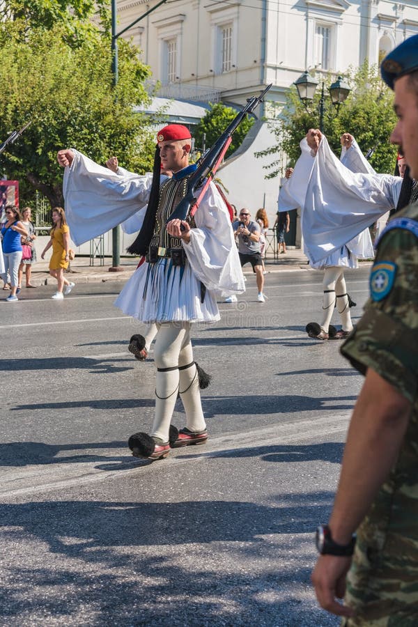 ATHÈNES, GRÈCE - 16 SEPTEMBRE 2018 : Défilé militaire pour la Grèce Garde la cérémonie changeante photo stock ATHÈNES, GRÈCE - 16 SEPTEMBRE 2018 : Défilé militaire pour la Grèce Garde la cérémonie changeante photo stock