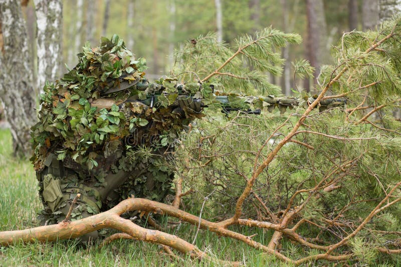 Atirador Furtivo Camuflado No Terno Do Ghillie Foto de Stock - Imagem de  uniforme, espingarda: 37938820