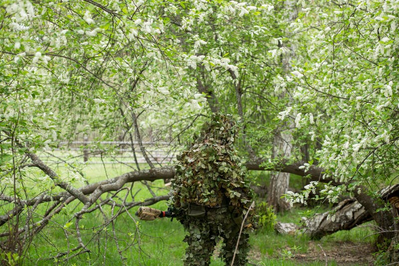 Atirador Furtivo Camuflado Na Floresta Foto de Stock - Imagem de armado,  infantaria: 148202288