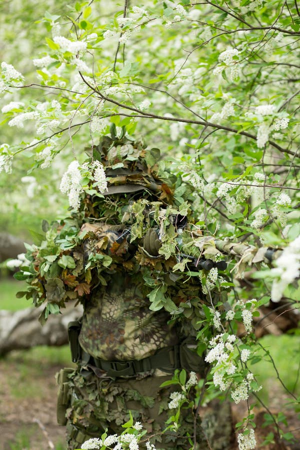 Atirador furtivo camuflado na floresta em emboscada. militar apontando uma  arma, um rifle para o inimigo na natureza. exército, airsoft, hobby,  conceito de jogo