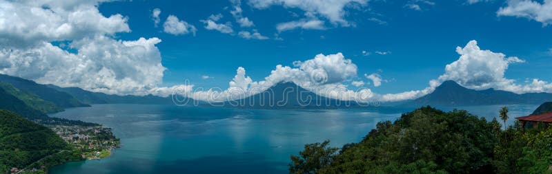 Atitlan Panorama des Sees lizenzfreie stockbilder Atitlan Panorama des Sees lizenzfreie stockbilder