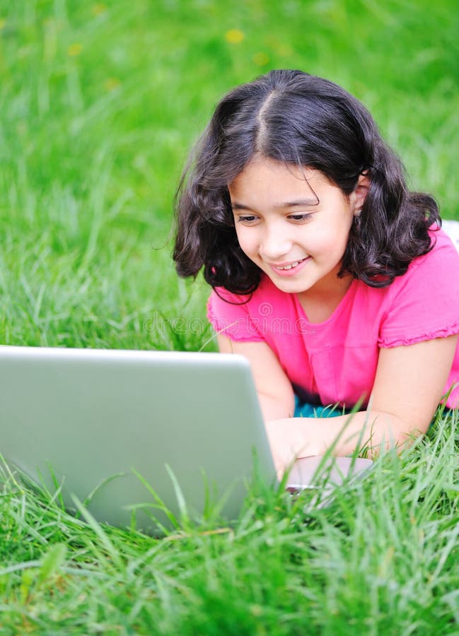 Garota Feliz Sentada Na Grama Verde Com Laptop. Iniciar. Jogo De Computador  Infantil. De Volta à Escola. Educação Online Imagem de Stock - Imagem de  laptop, surpreendido: 196903861