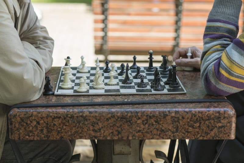 Natureza do xadrez e aposentadoria com amigos mais velhos jogando