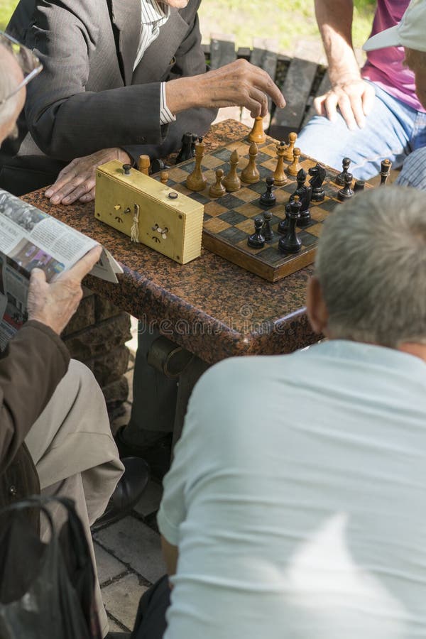 Dois Velhos Jogando Xadrez. Pessoas Aposentadas Ativas Velhos Amigos E  Tempo Livre. Pessoas Reformadas Ativas Velhos Amigos E Livr Imagem de Stock  - Imagem de pensar, junto: 212583305