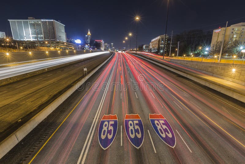 Atlanta Georgia Highway 85 segni della pavimentazione e notte dell'orizzonte fotografie stock Atlanta Georgia Highway 85 segni della pavimentazione e notte dell'orizzonte fotografie stock