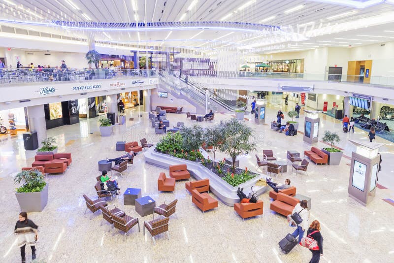 ATLANTA - Januari 19, 2016: Atlanta internationell flygplats, inre, GUMMIN arkivbild ATLANTA - Januari 19, 2016: Atlanta internationell flygplats, inre, GUMMIN arkivbild