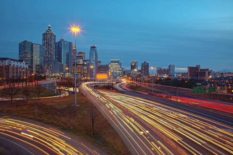 Atlanta-Verkehr und Skyline am Sonnenaufgangsonnenuntergang stockfotos Atlanta-Verkehr und Skyline am Sonnenaufgangsonnenuntergang stockfotos