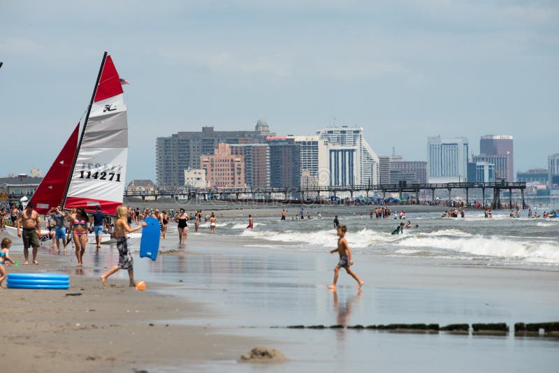 ATLANTIC CITY, NJ - 8 DE AGOSTO: A skyline e o Oceano Atlântico em Atlantic City, New-jersey o 8 de agosto de 2017 foto de stock ATLANTIC CITY, NJ - 8 DE AGOSTO: A skyline e o Oceano Atlântico em Atlantic City, New-jersey o 8 de agosto de 2017 foto de stock