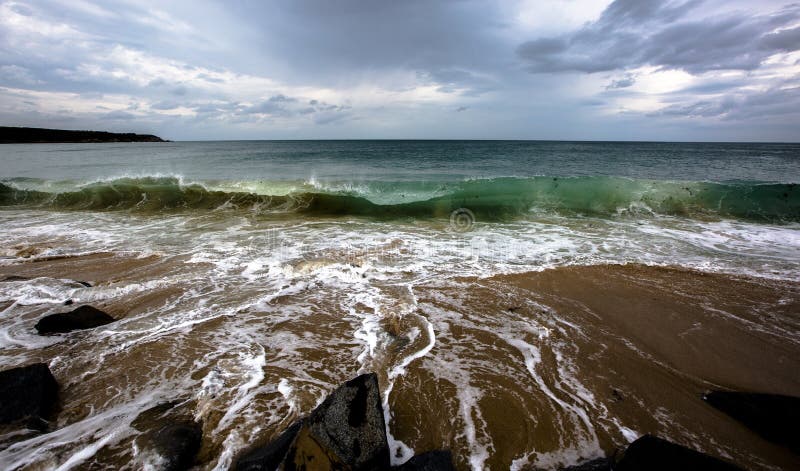 Atlantického Oceánu pred búrkou v Bretónsku, Francúzsko.