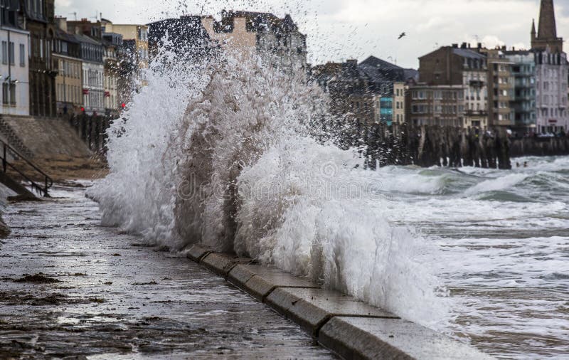 L'Oceano Atlantico prima della tempesta, in Bretagna, Francia.