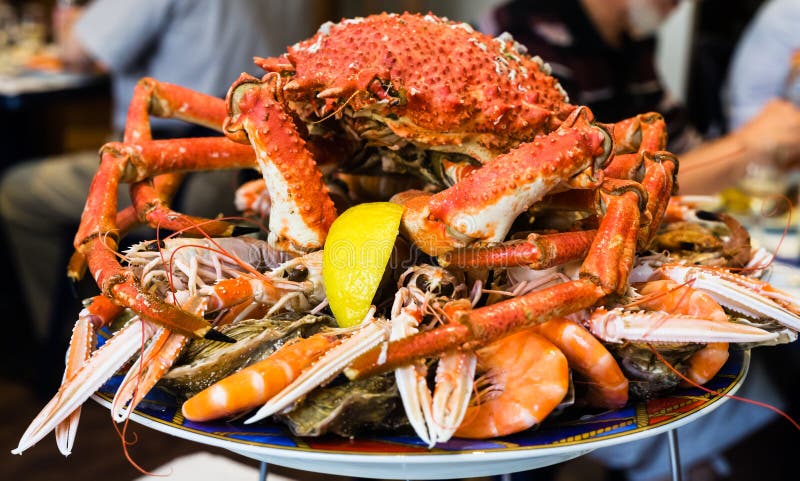atlantische Krabbe auf Meeresfrüchteplatte im lokalen Restaurant stockbild atlantische Krabbe auf Meeresfrüchteplatte im lokalen Restaurant stockbild