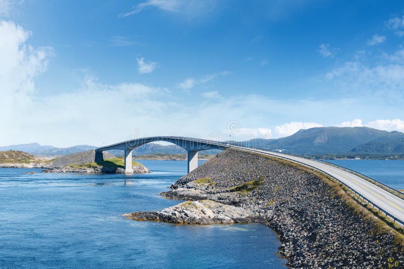 Atlantische Straße in Norwegen lizenzfreie stockfotografie Atlantische Straße in Norwegen lizenzfreie stockfotografie
