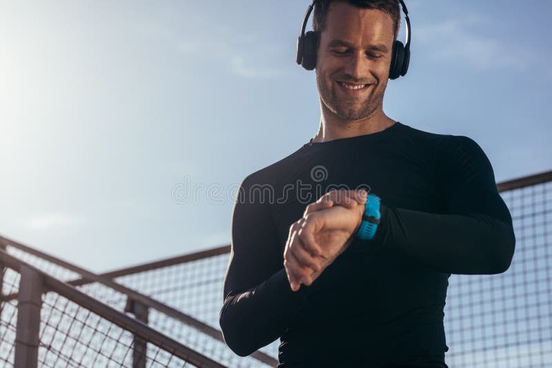 Atleet die smartwatch zijn voortgang gebruiken te bewaken stock foto Atleet die smartwatch zijn voortgang gebruiken te bewaken stock foto