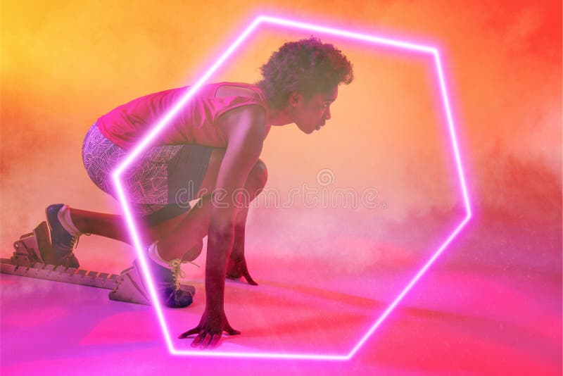 Atleta africana-americana na posição inicial, iluminada por hexágono no fundo do gradiente foto de stock royalty free