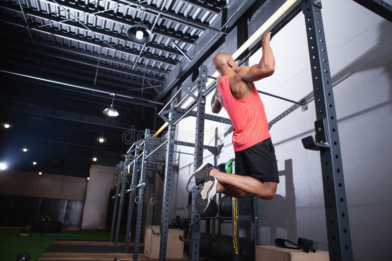 Atleta africano de sexo masculino hermoso que se resuelve en el gimnasio fotos de archivo libres de regalías Atleta africano de sexo masculino hermoso que se resuelve en el gimnasio fotos de archivo libres de regalías