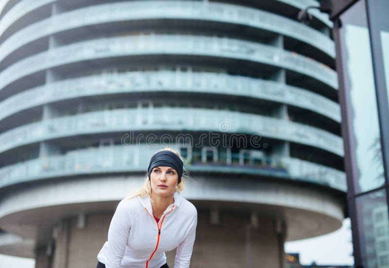 Atleta che ha una breve pausa da funzionamento fotografia stock libera da diritti Atleta che ha una breve pausa da funzionamento fotografia stock libera da diritti