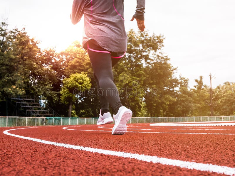 Atleta Con Ropa Deportiva Corriendo En Pista De Estadio. Corredora Femenina  Corriendo Para Hacer Ejercicio. Concepción Del Estilo Imagen de archivo -  Imagen de corriendo, deporte: 233497131