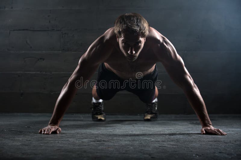 Atleta con un cuerpo hermoso y un torso desnudo foto de archivo libre de regalías Atleta con un cuerpo hermoso y un torso desnudo foto de archivo libre de regalías