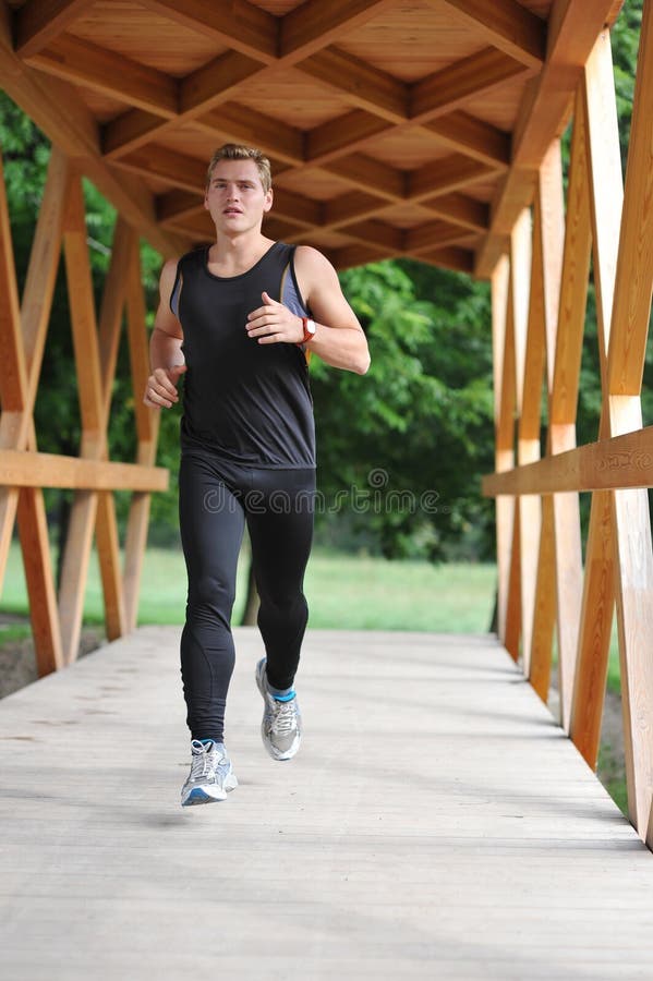 Corredor considerável novo do atleta do homem imagem de stock Corredor considerável novo do atleta do homem imagem de stock