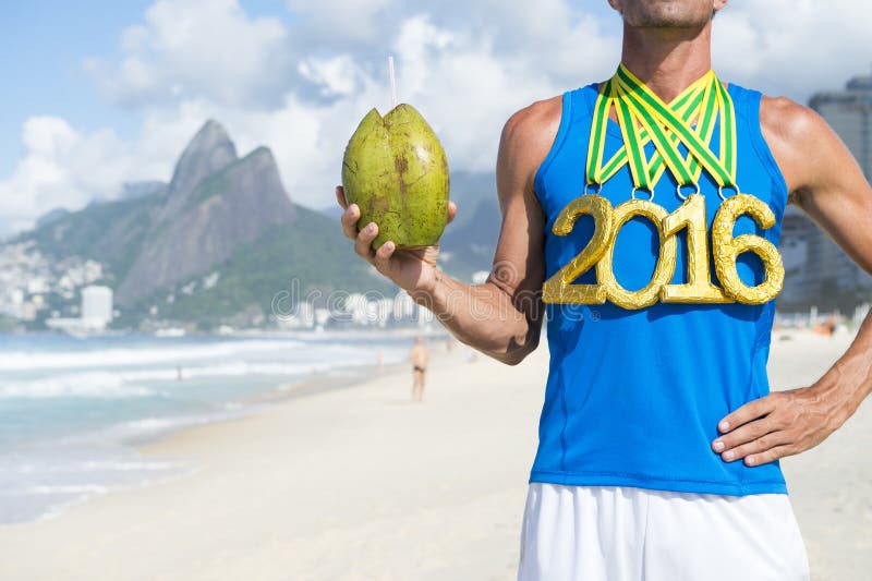Atleta 2016 da medalha de ouro Holding Coconut Rio imagens de stock Atleta 2016 da medalha de ouro Holding Coconut Rio imagens de stock
