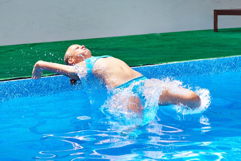 Atleta de la muchacha que salta en el agua imagen de archivo libre de regalías Atleta de la muchacha que salta en el agua imagen de archivo libre de regalías