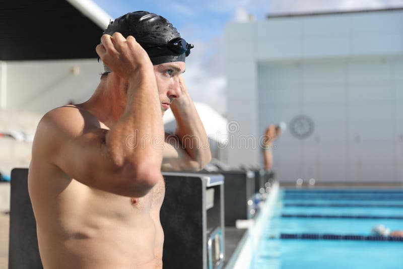 Atleta con gorra de natación y espalda de un hombre preparándose