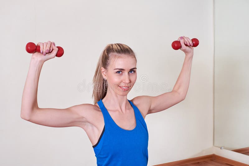Atleta de sexo femenino que hace ejercicio con pesa de gimnasia Concepto de cuidado de la salud y del cuerpo fotos de archivo Atleta de sexo femenino que hace ejercicio con pesa de gimnasia Concepto de cuidado de la salud y del cuerpo fotos de archivo