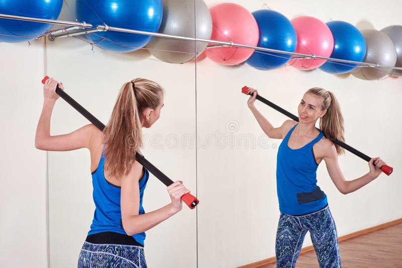 Atleta de sexo femenino que hace ejercicio del deporte Concepto de cuidado de la salud y del cuerpo fotos de archivo Atleta de sexo femenino que hace ejercicio del deporte Concepto de cuidado de la salud y del cuerpo fotos de archivo