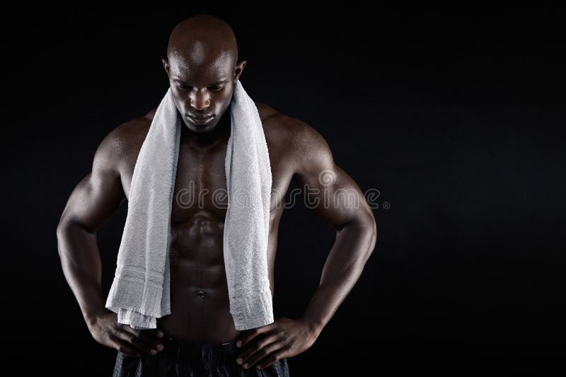 Atleta de sexo masculino africano después del entrenamiento