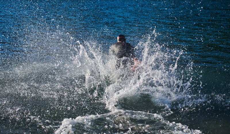 Atleta de triatlón iniciando entrenamiento de natación en el lago fotografía de archivo