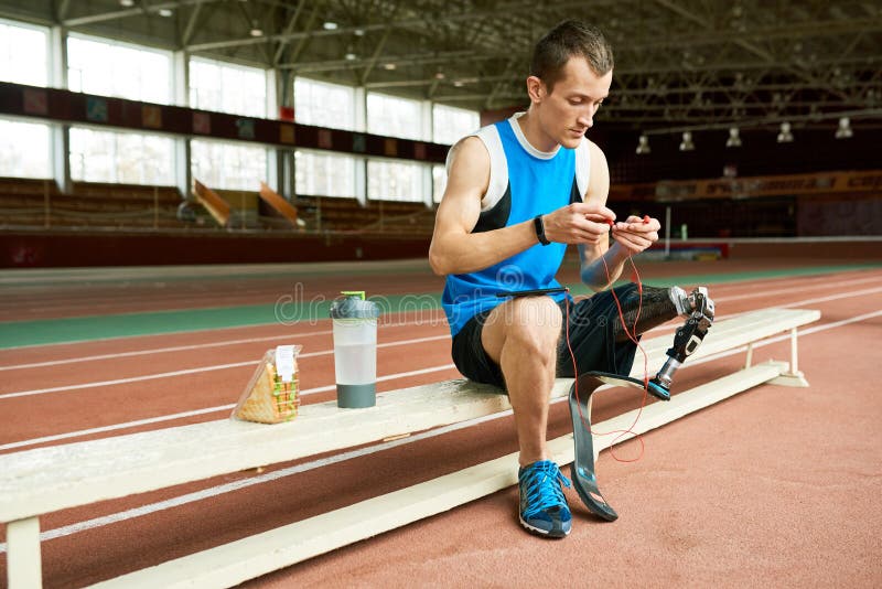 Atleta disabile Taking Break da addestramento immagini stock Atleta disabile Taking Break da addestramento immagini stock