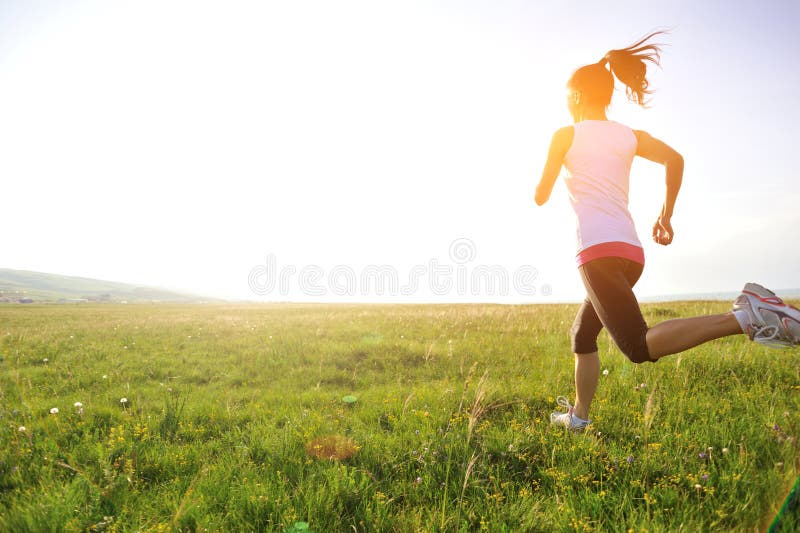 Atleta do corredor que corre na grama imagem de stock royalty free Atleta do corredor que corre na grama imagem de stock royalty free