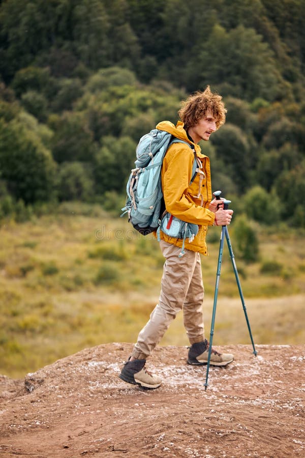 Trekking - Mujer De Senderismo En Las Montañas Sobre Un Consumidor