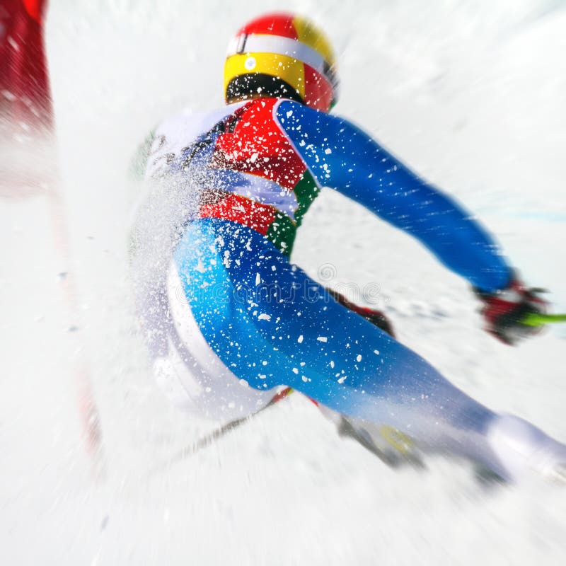 Atleta impegnato in un gigantesco slalom immagine stock libera da diritti Atleta impegnato in un gigantesco slalom immagine stock libera da diritti