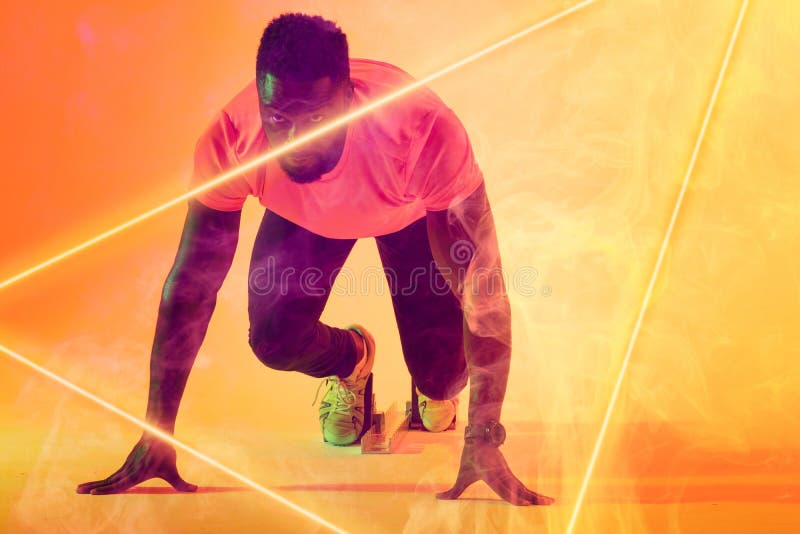 Atleta macho africano na posição inicial por triângulo iluminado sobre fundo gradiente imagem de stock