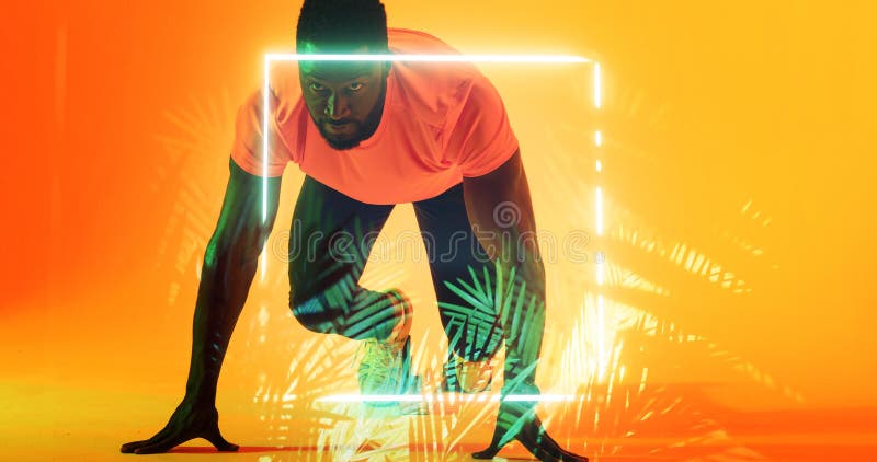Atleta macho africano na posição inicial sobre o quadrado iluminado e as plantas copiam espaço foto de stock