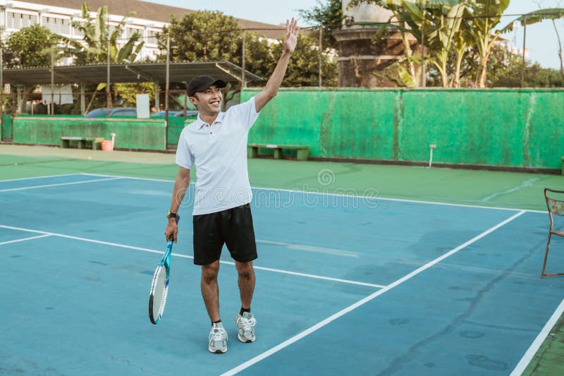 Jogador de tênis masculino ãƒâƒã‚â'ãƒâ‚ã‚â oncentrado no jogo. homem espera  o arremesso bater a bola de volta