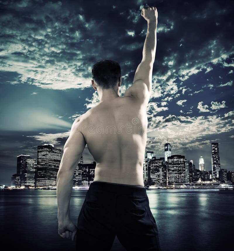 Atleta muscular sobre o fundo da cidade foto de stock royalty free Atleta muscular sobre o fundo da cidade foto de stock royalty free