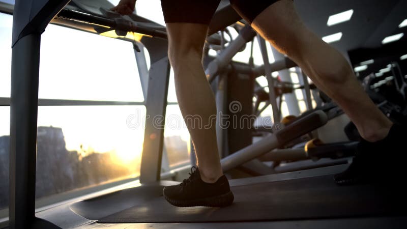 Atleta mężczyzna bieg na karuzeli w gym, rozgrzewkowym up przed treningiem, zdrowie zdjęcia royalty free Atleta mężczyzna bieg na karuzeli w gym, rozgrzewkowym up przed treningiem, zdrowie zdjęcia royalty free