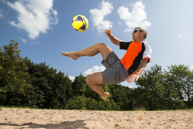 Jogador De Futebol Da Praia Na Ação Ângulo Largo Da Praia Ensolarada Imagem  de Stock - Imagem de oceano, atleta: 124770337