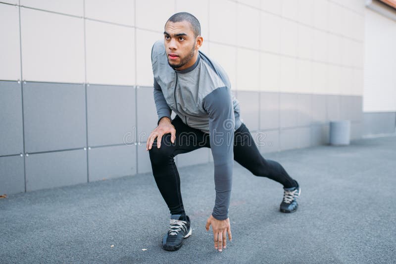 Atleta que hace estirando ejercicio antes de correr foto de archivo