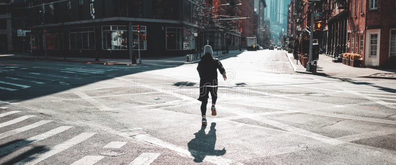 Atleta urbano dell'uomo che passa la grande via della città Addestramento dello sportivo sulle vie di New York fotografie stock libere da diritti Atleta urbano dell'uomo che passa la grande via della città Addestramento dello sportivo sulle vie di New York fotografie stock libere da diritti