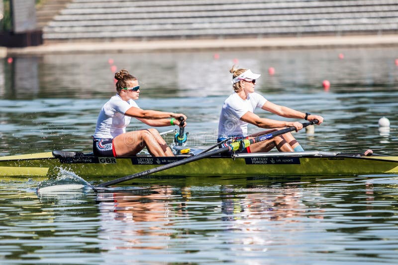 Atletas de Gran Bretaña en un rowing de la competencia de la taza del mundo que rema imagen de archivo libre de regalías Atletas de Gran Bretaña en un rowing de la competencia de la taza del mundo que rema imagen de archivo libre de regalías