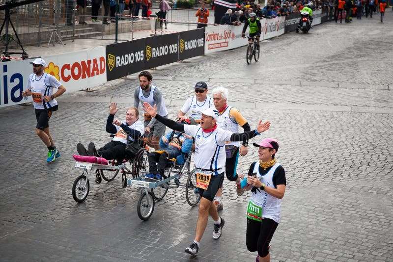 Atleti disabili nella maratona fotografia stock libera da diritti Atleti disabili nella maratona fotografia stock libera da diritti
